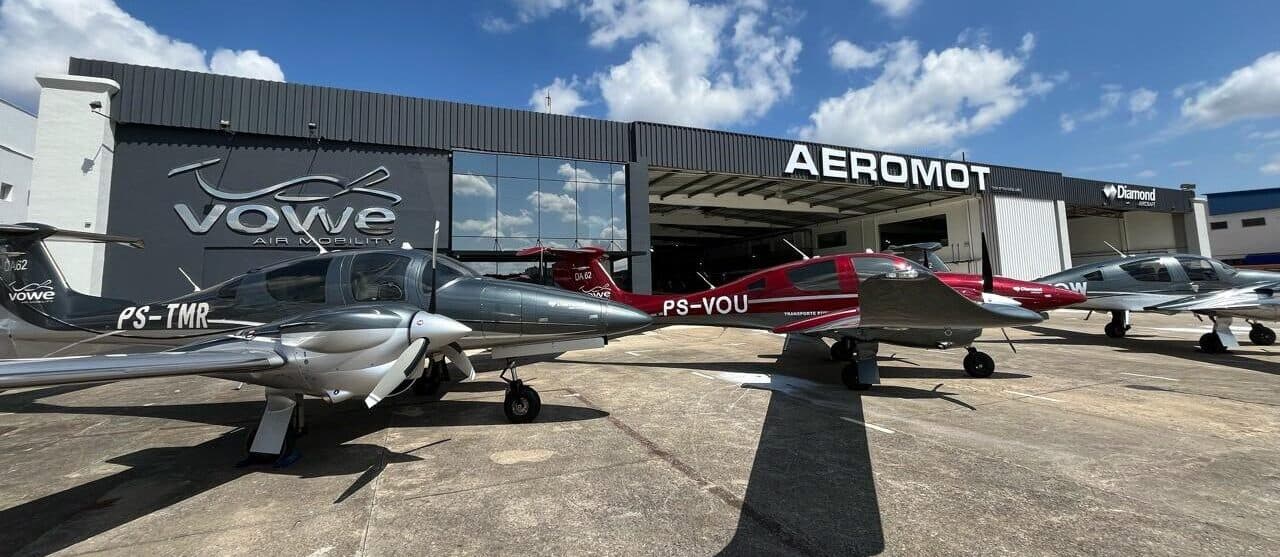 Diamond DA62 da VOWE no pátio, em frente ao hangar da Aeromot — foto publicada no site da empresa